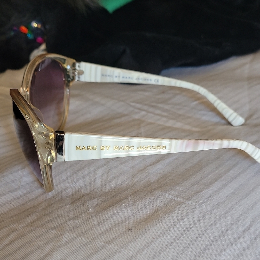 Marc By Marc Jacobs Cream Gradient Sunglasses With Grey/ White Handles